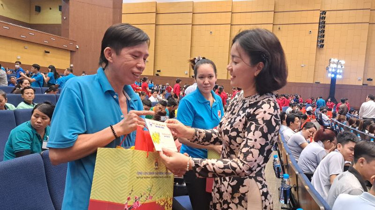 Đồng chí Trương Thị Bích Hạnh, Trưởng Ban Tuyên giáo Tỉnh ủy Bình Dương trao tặng quà cho công nhân lao động có hoàn cảnh khó khăn tại chương trình.