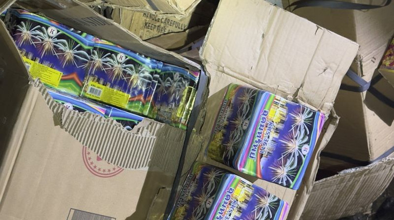 Nhiều thùng giấy bên trong có chứa các loại pháo nổ không rõ nguồn gốc tại nơi ở của đối tượng. Nhiều thùng giấy bên trong có chứa các loại pháo nổ không rõ nguồn gốc tại nơi ở của đối tượng.