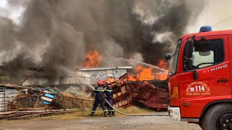 Lực lượng Cảnh sát Phòng cháy, chữa cháy và Cứu nạn cứu hộ tiến hành chữa cháy.