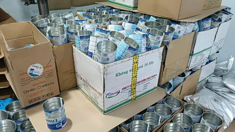 Vỏ lon sữa nhiều nhãn hiệu nổi tiếng tại điểm sản xuất, buôn bán hàng giả do đối tượng Vũ Thành Công chủ mưu và cầm đầu.