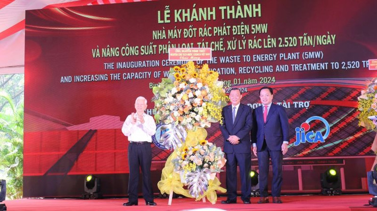 Nguyên Chủ tịch nước Nguyễn Minh Triết tặng lẵng hoa chúc mừng buổi lễ. Nguyên Chủ tịch nước Nguyễn Minh Triết tặng lẵng hoa chúc mừng buổi lễ.