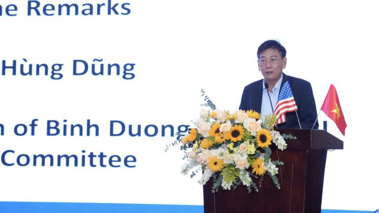 Phó Chủ tịch Thường trực Ủy ban nhân dân tỉnh Bình Dương Mai Hùng Dũng phát biểu ý kiến tại hội thảo.