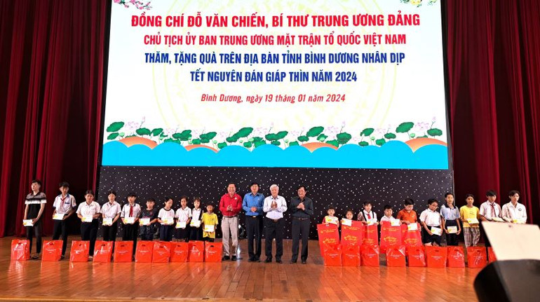 Đồng chí Đỗ Văn Chiến và các đại biểu trao tặng quà cho các cháu mồ côi do dịch bệnh Covid-19.