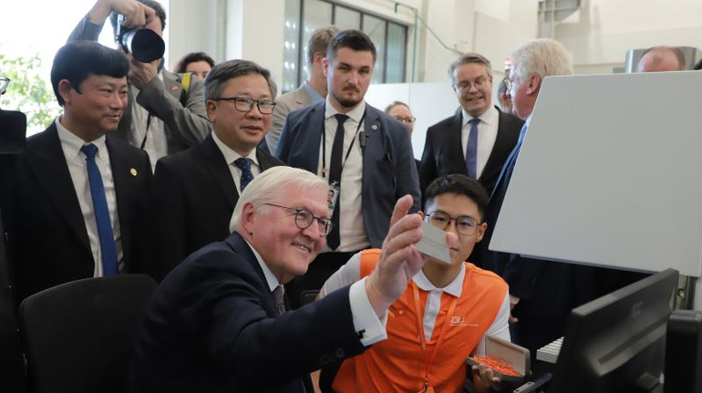 Tổng thống Frank-Walter Steinmeier và phái đoàn Đức tham quan phòng nghiên cứu Trường đại học Việt Đức.