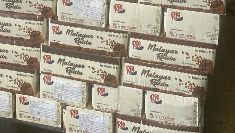 Nhiều thùng nho khô thành phẩm của nhiều hãng khác nhau.