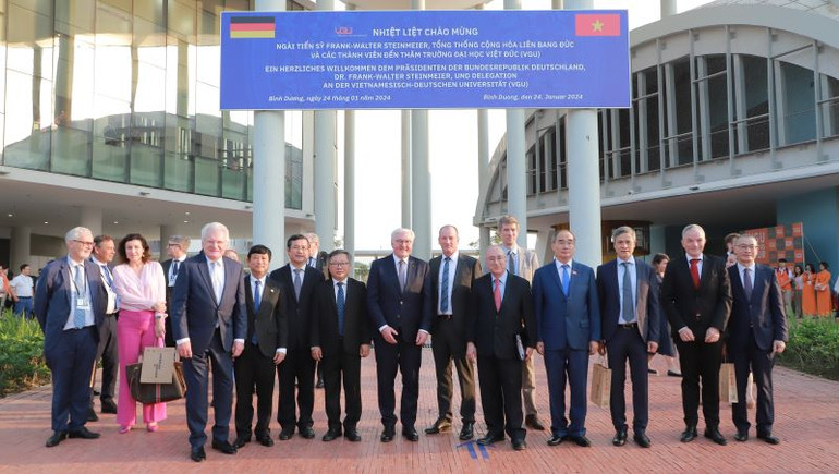 Tổng thống Frank-Walter Steinmeier và phái đoàn Đức chụp hình lưu niệm với các đại biểu và lãnh đạo Trường đại học Việt Đức.