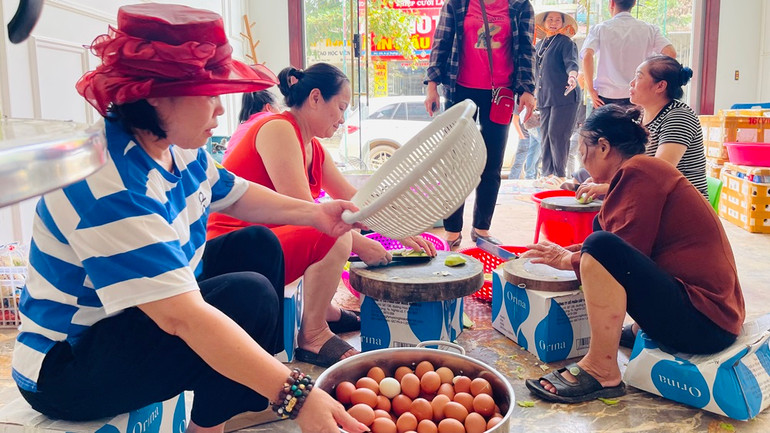 Nhiều hộ dân đến hỗ trợ bếp ăn "Không đồng". (Ảnh: THANH SƠN) Nhiều hộ dân đến hỗ trợ bếp ăn "Không đồng". (Ảnh: THANH SƠN)