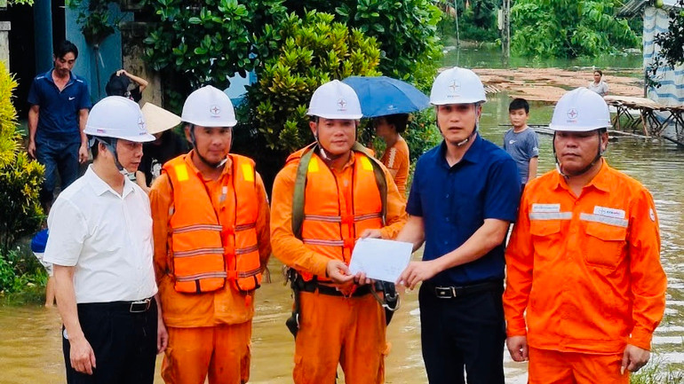 Lãnh đạo Công ty Điện lực Yên Bái kịp thời động viên lực lượng làm nhiệm vụ. (Ảnh: THANH SƠN)