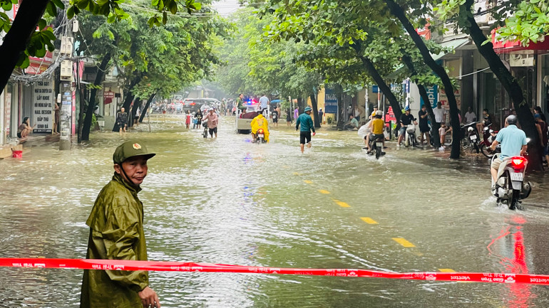 Lực lượng bảo vệ an ninh cơ sở thành phố Yên Bái tham gia phòng, chống thiên tai. (Ảnh: THANH SƠN)
