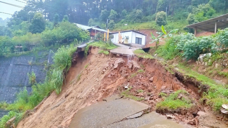 Trung tâm Y tế huyện Trạm Tấu bị sạt lở ta-luy vùi lấp lò đốt rác. (Ảnh: THANH SƠN)