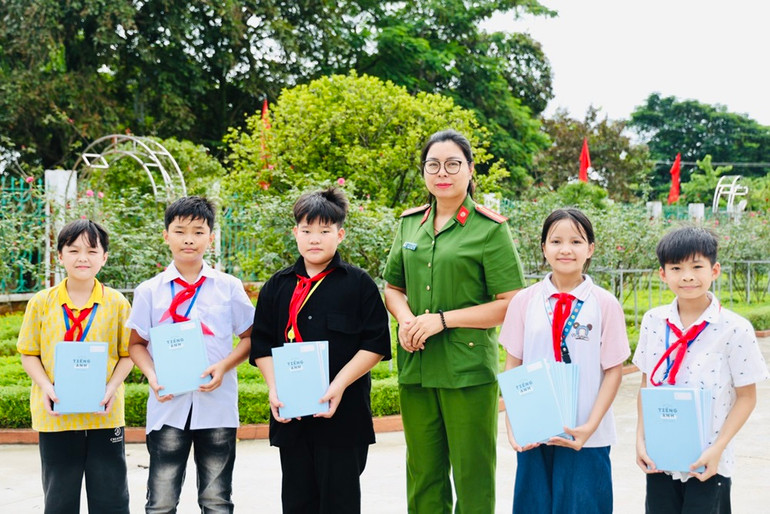 Trao vở viết cho các học sinh vùng thiên tai.(Ảnh: THANH SƠN) Trao vở viết cho các học sinh vùng thiên tai.(Ảnh: THANH SƠN)