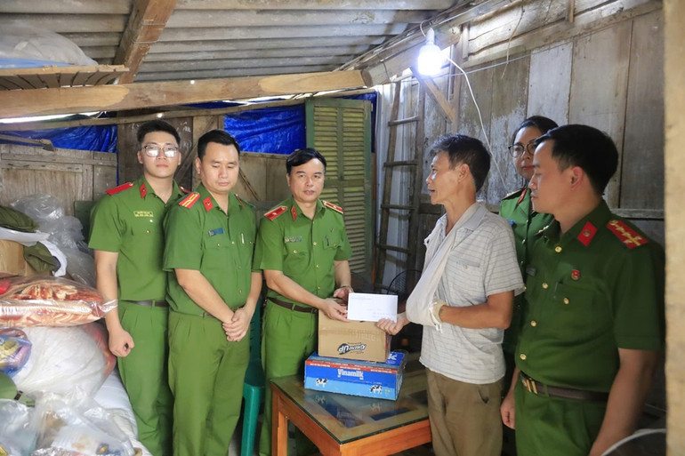 Thiếu tướng Nguyễn Đắc Hoan trao hỗ trợ cho người dân bị thương do thiên tai. (Ảnh: THANH SƠN) Thiếu tướng Nguyễn Đắc Hoan trao hỗ trợ cho người dân bị thương do thiên tai. (Ảnh: THANH SƠN)