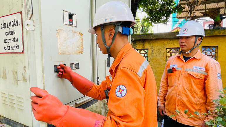 Điện lực thành phố sau khi nước rút đã nhanh chóng kiểm tra an toàn, tổ chức đóng điện cho vùng bị ngập nặng, giúp dân ổn định cuộc sống. (Ảnh: THANH SƠN)