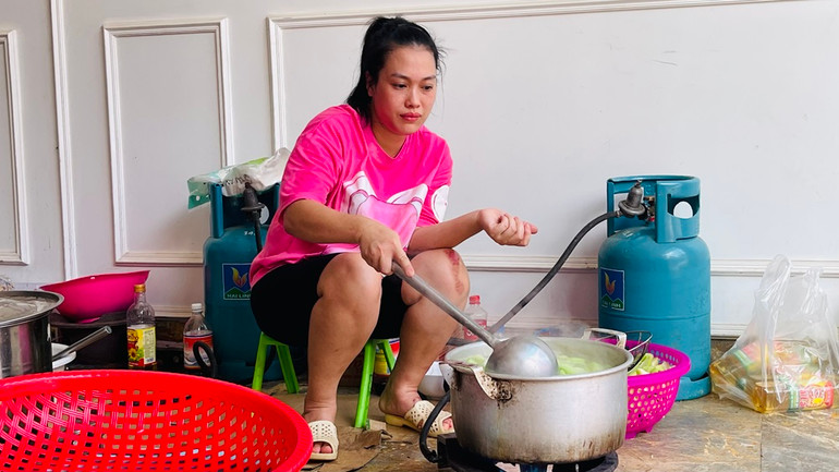 Chị Bùi Thị Lan tham gia nấu ăn do có kinh nghiệm làm bếp trưởng. (Ảnh: THANH SƠN) Chị Bùi Thị Lan tham gia nấu ăn do có kinh nghiệm làm bếp trưởng. (Ảnh: THANH SƠN)