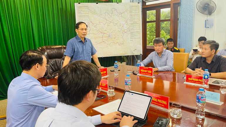 Phó Thủ tướng Bùi Thanh Sơn làm việc với lãnh đạo tỉnh Yên Bái. (Ảnh: THANH SƠN)