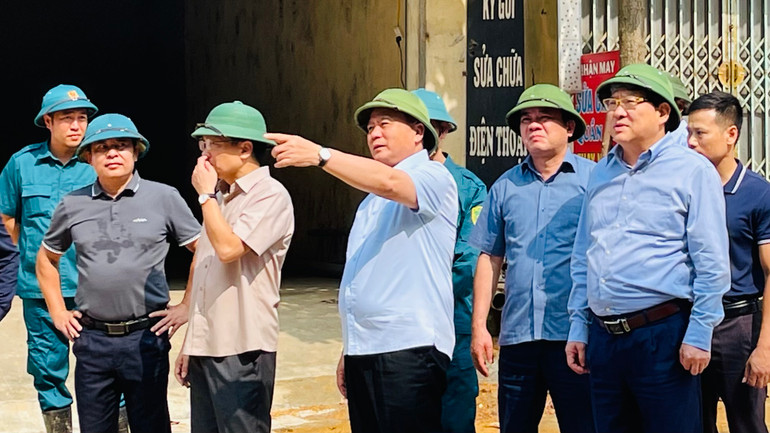 Đồng chí Nguyễn Xuân Thắng kiểm tra khu vực sạt lở tại phường Yên Ninh, thành phố Yên Bái.(Ảnh: THANH SƠN)