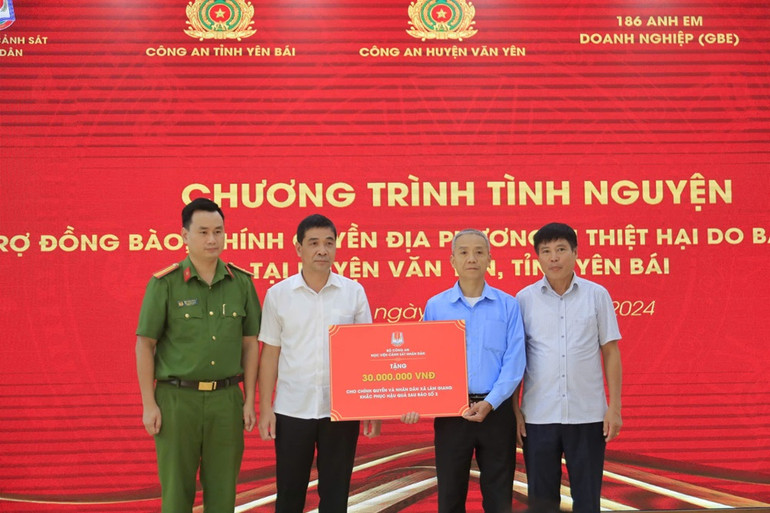 Đoàn hỗ trợ 30 triệu đồng cho nhân dân xã Lâm Giang, huyện Văn Yên.(Ảnh: THANH SƠN) Đoàn hỗ trợ 30 triệu đồng cho nhân dân xã Lâm Giang, huyện Văn Yên.(Ảnh: THANH SƠN)