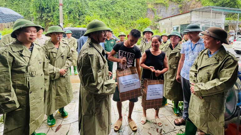 Phó Thủ tướng thăm hỏi, động viên các gia đình bị ảnh hưởng do thiên tai tại thị trấn Thác Bà. (Ảnh: THANH SƠN)