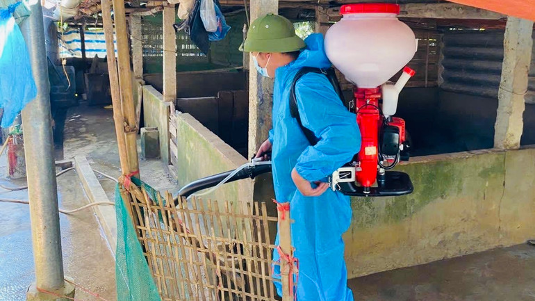 Nhân viên y tế tham gia phun tiệt trùng làm sạch môi trường. (Ảnh: THANH SƠN)