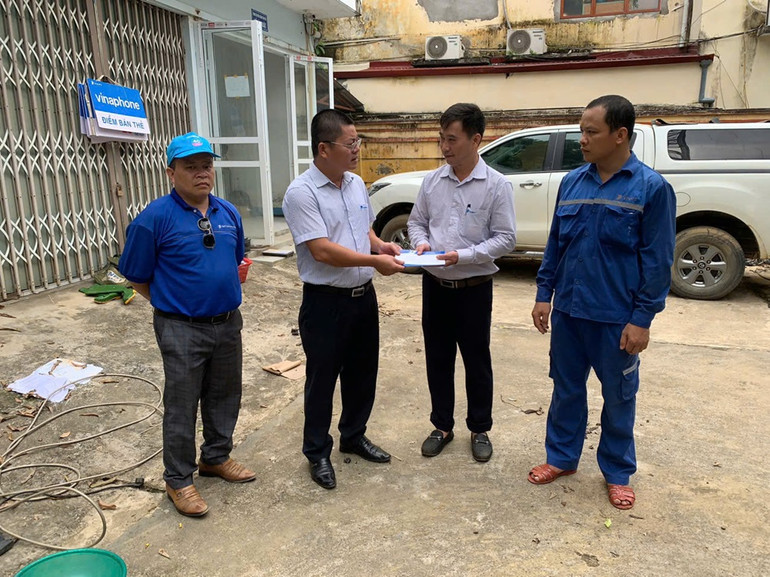 Giám đốc Vũ Minh Nghĩa trao hỗ trợ cho các gia đình bị thiệt hại do bão số 3 tại Yên Bái. (Ảnh: THANH SƠN)