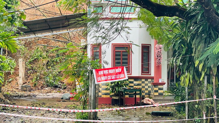 Một khu vực bị sạt lở phải di dời dân khẩn cấp tại xã Hán Đà, huyện Yên Bình. (Ảnh: THANH SƠN)