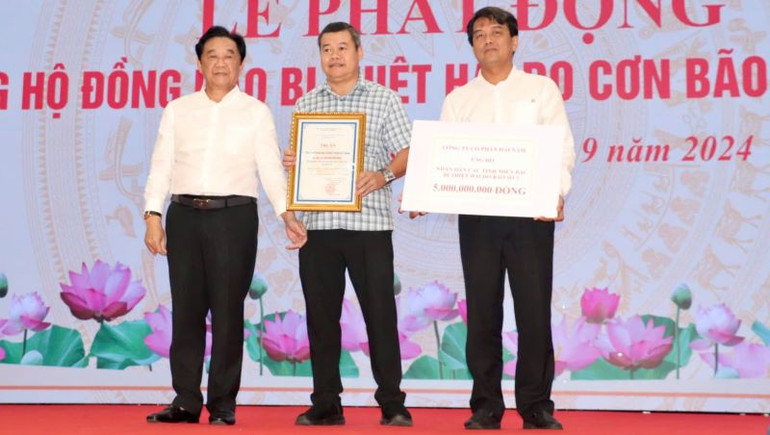 Lãnh đạo tỉnh Bình Dương tiếp nhận và trao bảng tri ân cho doanh nghiệp ủng hộ đồng bào bị thiệt hại do cơn bão số 3.