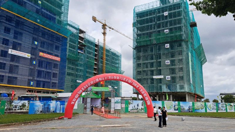 Ba khối nhà thuộc dự án Khu nhà ở An Sinh được cất nóc vào ngày 20/9.