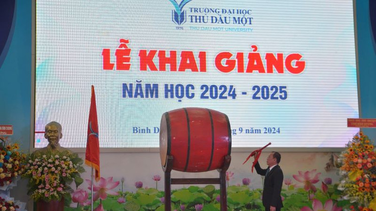 Tiến sĩ Nguyễn Quốc Cường, Hiệu trưởng Trường đại học Thủ Dầu Một đánh trống khai giảng năm học mới.