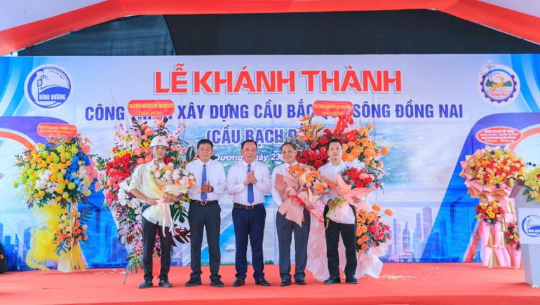 Lãnh đạo Ủy ban nhân dân tỉnh Bình Dương và lãnh đạo Ủy ban nhân dân tỉnh Đồng Nai trao tặng hoa cho các đơn vị thi công.