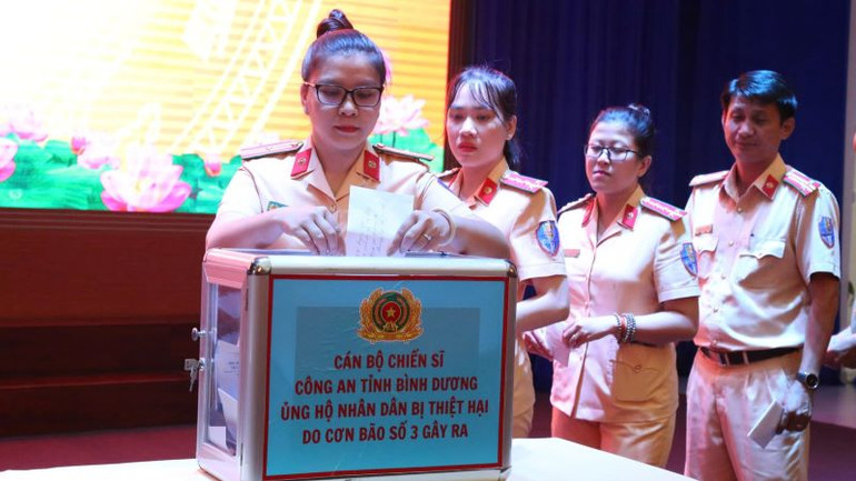 Cán bộ, chiến sĩ Cảnh sát giao thông Công an tỉnh Bình Dương ủng hộ đồng bào các tỉnh phía bắc bị thiệt hại do cơn bão số 3.