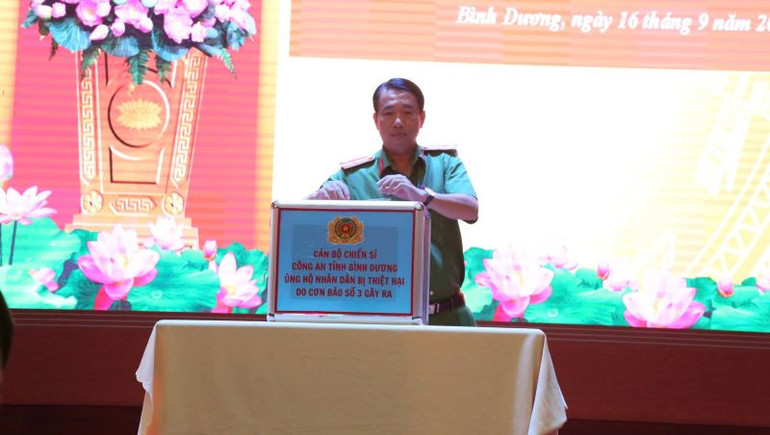 Các đồng chí lãnh đạo công an tỉnh Bình Dương ủng hộ đồng bào các tỉnh phía bắc bị thiệt hại do cơn bão số 3.