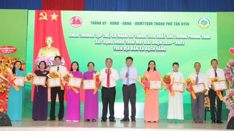 Biểu dương, khen thưởng các tập thể, cá nhân có thành tích trong thực hiện Đề án thí điểm xây dựng “Làng thông minh” và xây dựng xã Bạch Đằng đạt chuẩn nông thôn mới kiểu mẫu.