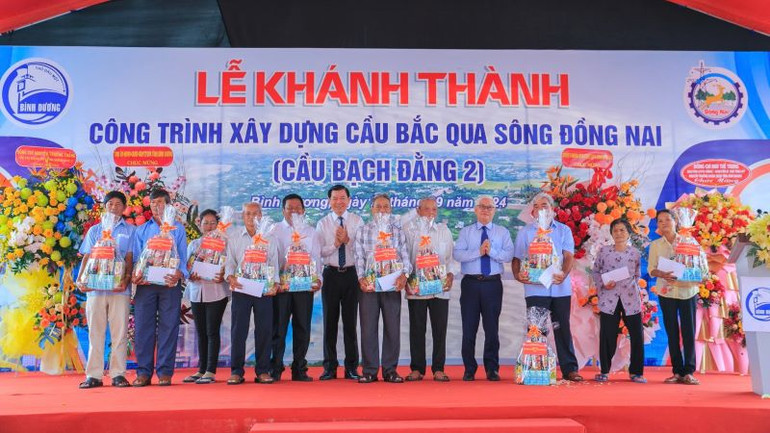 Lãnh đạo tỉnh Bình Dương và lãnh đạo tỉnh Đồng Nai trao tặng quà cho người dân thực hiện di dời, bàn giao mặt bằng để xây dựng cầu Bạch Đằng 2.