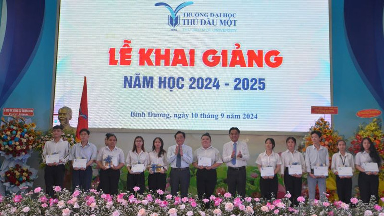 Lãnh đạo tỉnh Bình Dương trao học bổng cho tân sinh viên của Trường đại học Thủ Dầu Một khóa mới.