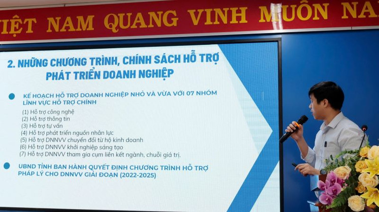 Đại diện các sở, ngành chia sẻ chính sách hỗ trợ, phát triển doanh nghiệp của tỉnh.