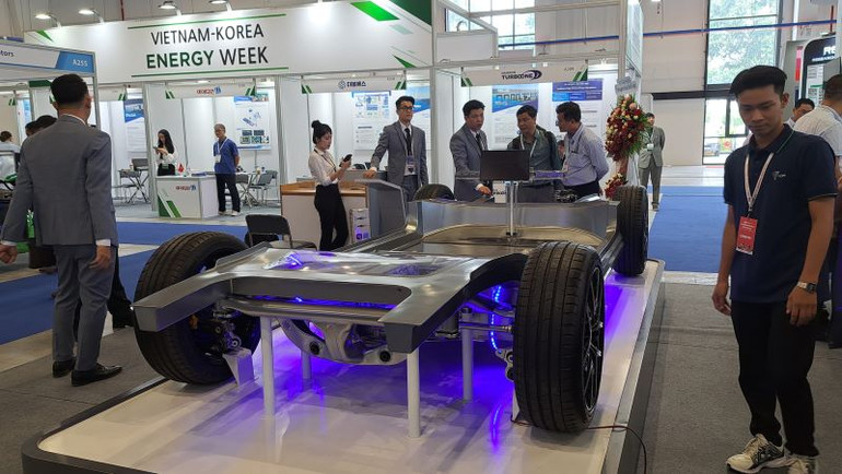 Gian hàng trưng bày khung gầm ô-tô của doanh nghiệp nước ngoài tại triển lãm.