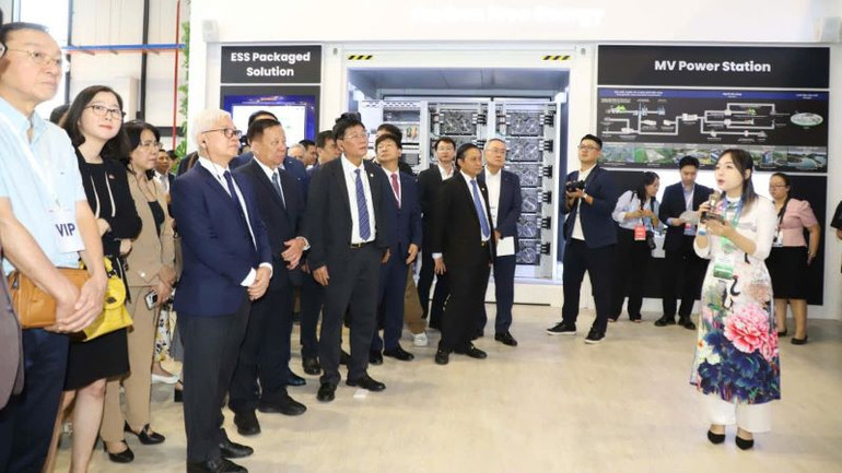 Lãnh đạo tỉnh Bình Dương và các đại biểu tham quan các gian hàng trưng bày tại triển lãm.