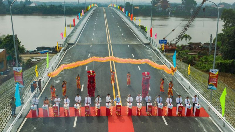 Lãnh đạo tỉnh Bình Dương, lãnh đạo tỉnh Đồng Nai và các đại biểu thực hiện nghi thức khánh thành cầu Bạch Đằng 2.