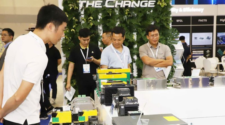 Một gian hàng trưng bày máy móc, công nghệ tại triển lãm.