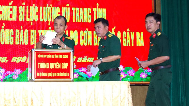 Cán bộ, chiến sĩ lực lượng vũ trang tỉnh Bình Dương quyên góp ủng hộ đồng bào bị ảnh hưởng do cơn bão số 3. Cán bộ, chiến sĩ lực lượng vũ trang tỉnh Bình Dương quyên góp ủng hộ đồng bào bị ảnh hưởng do cơn bão số 3.
