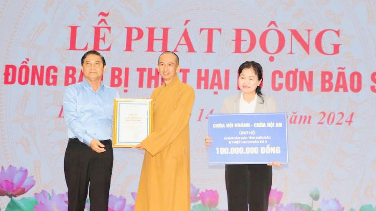 Tiếp nhận và trao bảng tri ân cho các đơn vị, tổ chức.