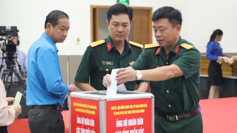 Các đại biểu ủng hộ đồng bào bị thiệt hại do cơn bão số 3.