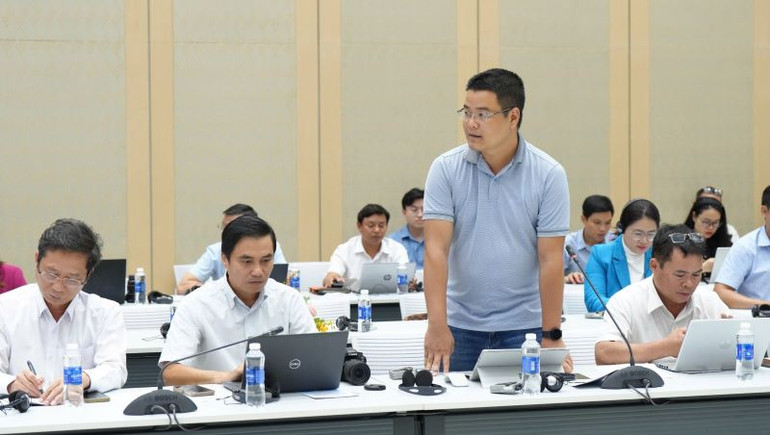 Đại diện các cơ quan báo chí trao đổi thông tin với Ban tổ chức buổi họp báo.