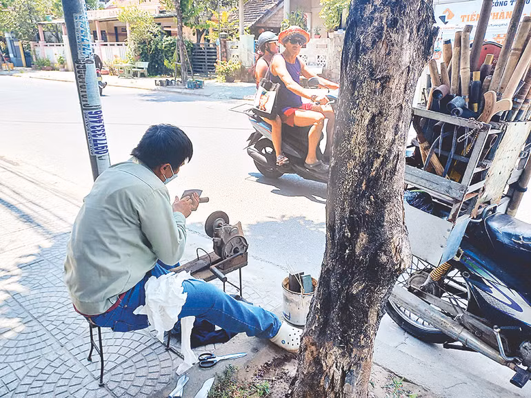 Mài dao dạo phố Hội An.