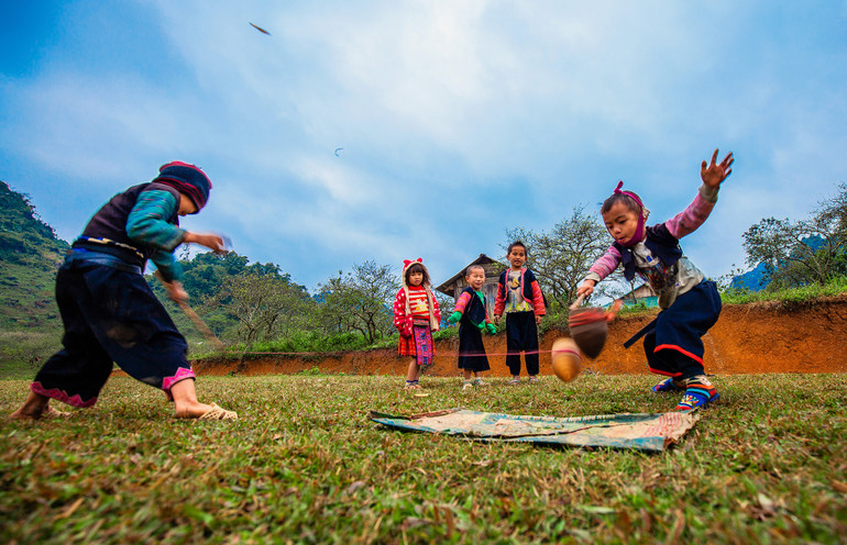 Đánh cù. Ảnh: TRƯƠNG XUÂN THẮNG (Khuyến khích)
