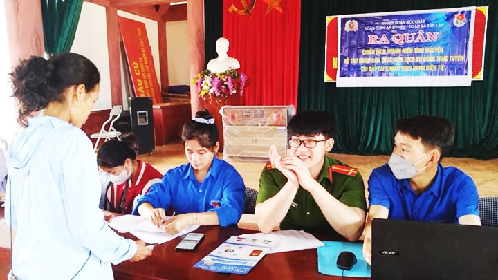 Thanh niên Mộc Châu hỗ trợ cài đặt tài khoản định danh điện tử cho người dân.