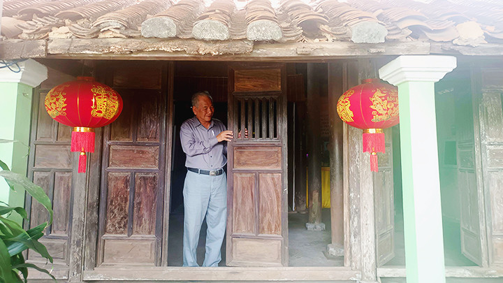 Ông Ngô Tất Hiền kiểm tra một ngôi nhà cổ. Ông Ngô Tất Hiền kiểm tra một ngôi nhà cổ.