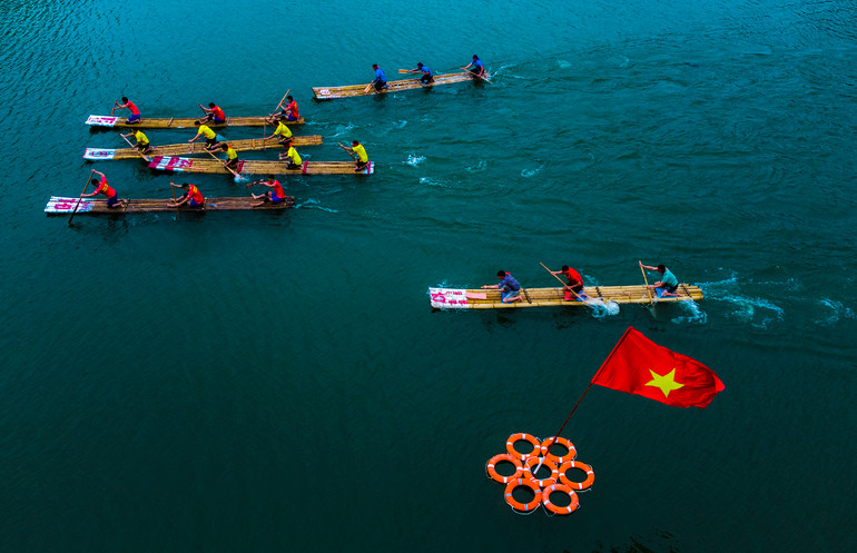 Đua bè mảng trên sông Kỳ Cùng. Ảnh: CHU VĂN MINH (Khuyến khích)
