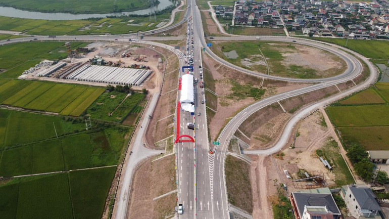 Tuyến đường cao tốc Diễn Châu - Bãi Vọt tại nút giao Diễn Cát (Diễn Cát, Diễn Châu, Nghệ An). Ảnh: DƯƠNG HÓA