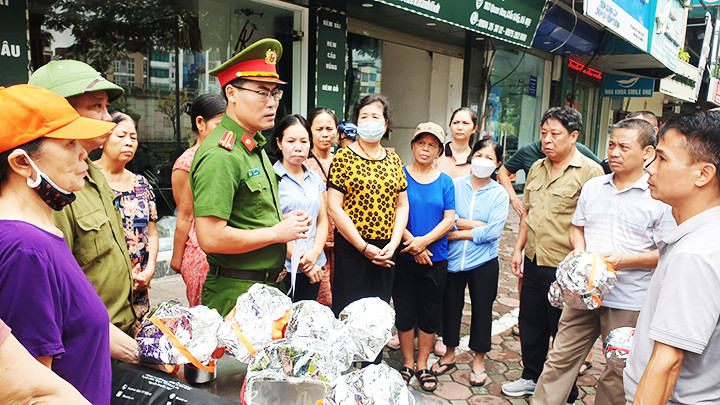 Tuyên truyền phòng chống cháy nổ tại địa bàn dân cư. Ảnh: BẮC SƠN Tuyên truyền phòng chống cháy nổ tại địa bàn dân cư. Ảnh: BẮC SƠN